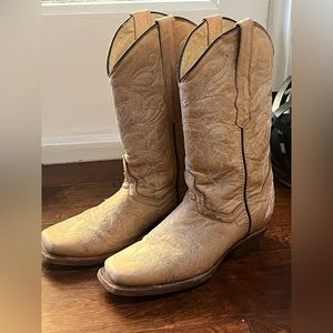 Veretta Cowgirl Boots - Off White